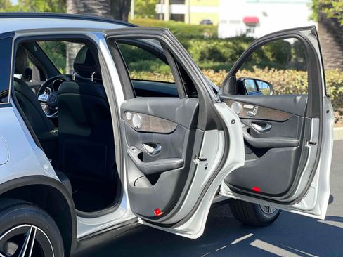 Used 2020 Mercedes-Benz GLC 300 4MATIC image 25