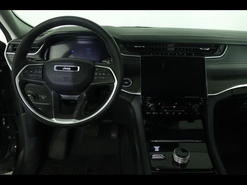 Used 2023 Jeep Grand Cherokee Limited w/ Black Appearance Package AWD/4WD image 18
