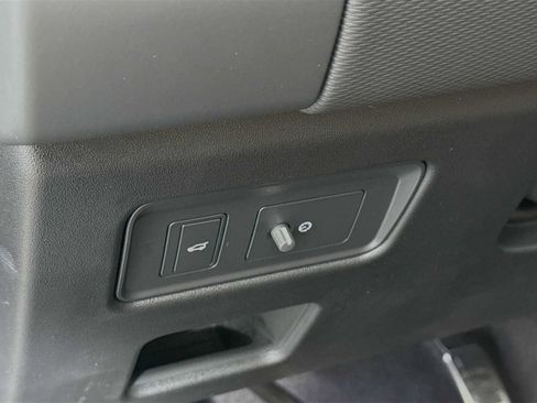 New 2025 Land Rover Discovery Dynamic SE image 10