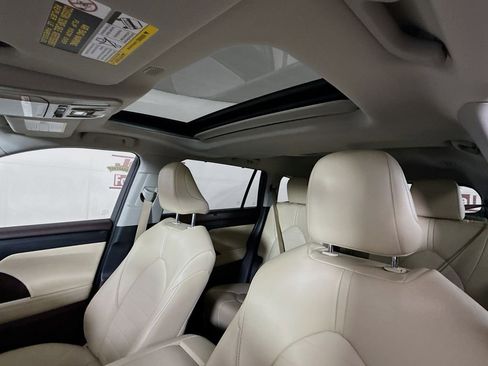 Used 2022 Toyota Highlander XLE image 11