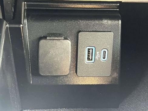 Used 2022 Ford Explorer XLT w/ Equipment Group 202A image 33