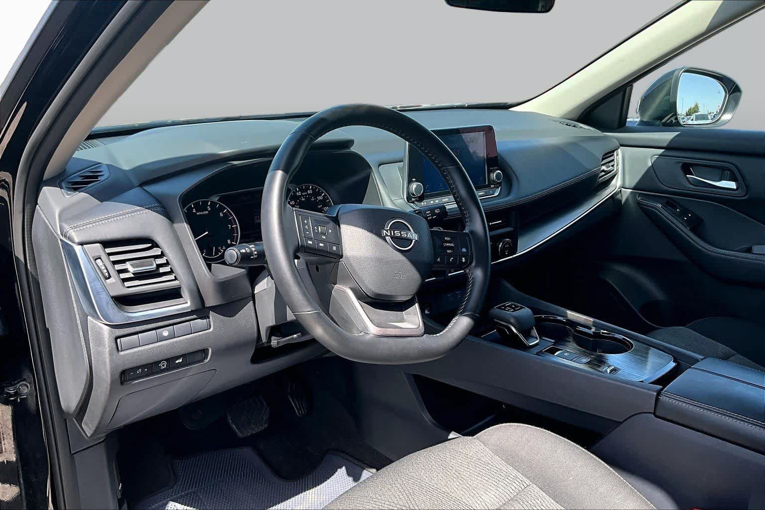 Used 2025 Nissan Rogue SV FWD image 18