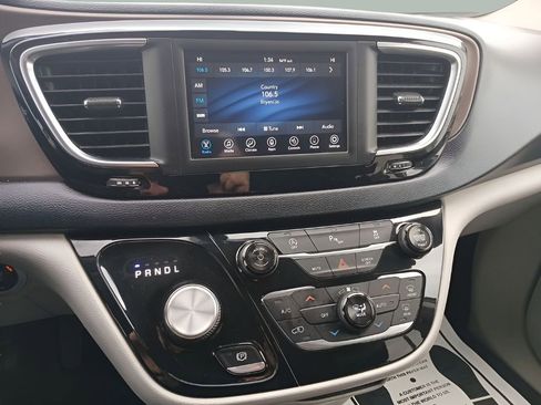 Used 2018 Chrysler Pacifica Touring-L image 10