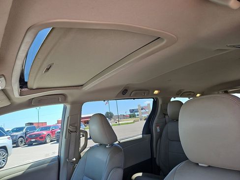 Used 2017 Toyota Sienna XLE w/ XLE Navigation Package FWD image 20
