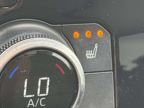Used 2022 Toyota Highlander XLE FWD image 24