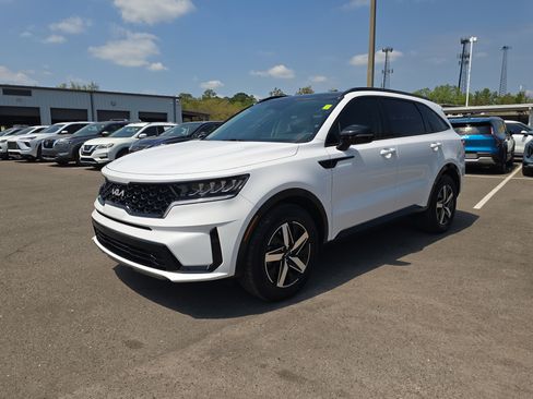 Certified 2023 Kia Sorento S w/ Panoramic Sunroof Package image 3