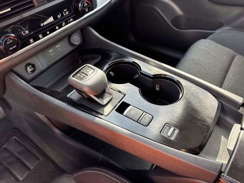 Used 2025 Nissan Rogue SV image 31