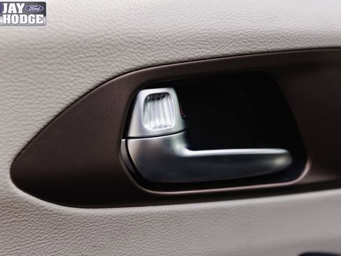 Used 2023 Chrysler Voyager LX image 31