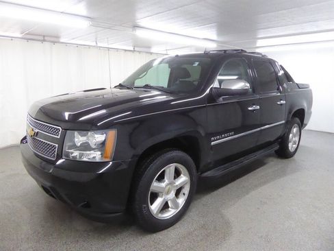 Used 2013 Chevrolet Avalanche LTZ image 3