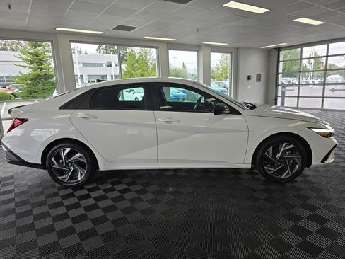 Used 2025 Hyundai Elantra SEL FWD image 6