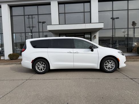 New 2026 Chrysler Voyager LX image 3