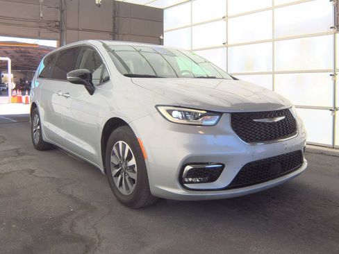Used 2024 Chrysler Pacifica Limited FWD image 1