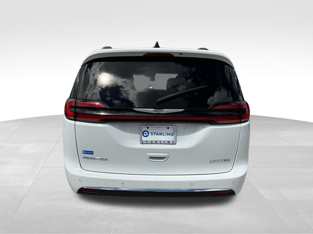 Used 2023 Chrysler Pacifica Limited FWD image 4