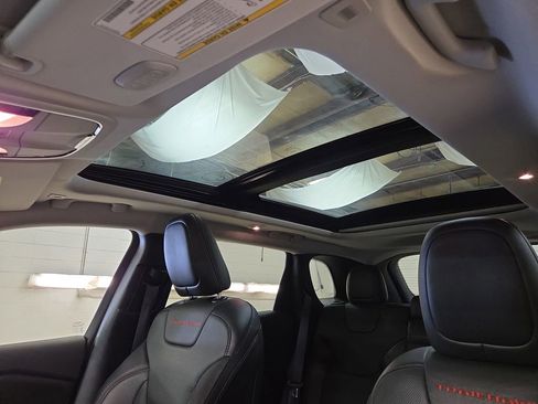 Used 2019 Jeep Cherokee Trailhawk image 20