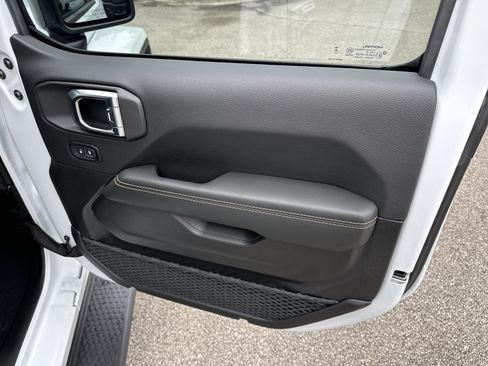 Used 2025 Jeep Wrangler Sahara image 15