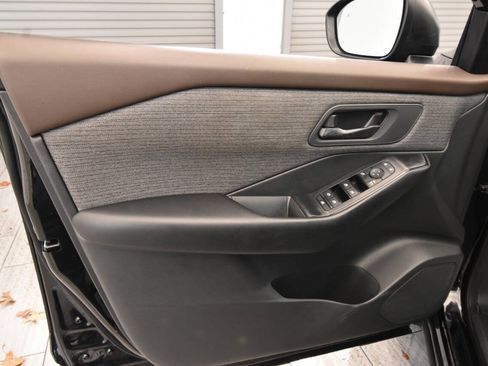 Used 2023 Nissan Rogue S AWD/4WD image 12