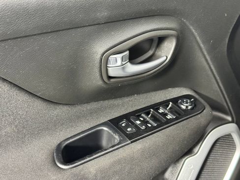 Used 2020 Jeep Renegade Latitude w/ Cold Weather Group AWD/4WD image 16