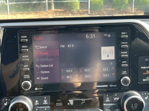 Used 2020 Toyota Highlander XLE AWD/4WD image 40