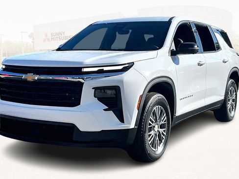 Used 2024 Chevrolet Traverse LS image 1