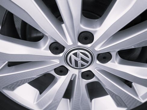 Used 2018 Volkswagen Golf S image 8