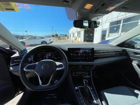 Used 2025 Volkswagen Jetta SE image 33