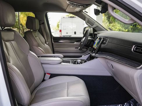 Used 2022 Jeep Wagoneer Series II RWD image 16