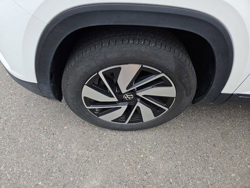 Used 2024 Volkswagen Atlas SE AWD/4WD image 2