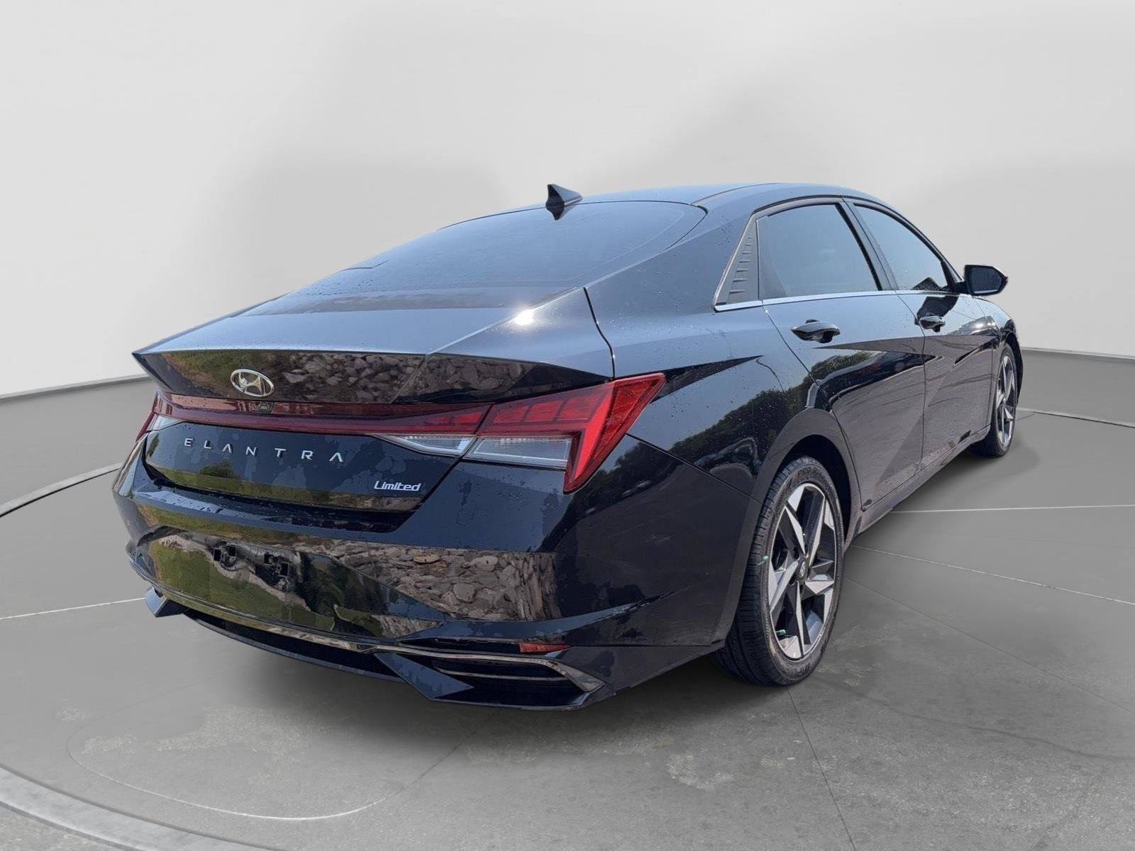 Used 2022 Hyundai Elantra Limited w/ Cargo Package FWD image 5