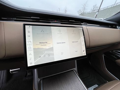 Certified 2025 Land Rover Range Rover SE image 24