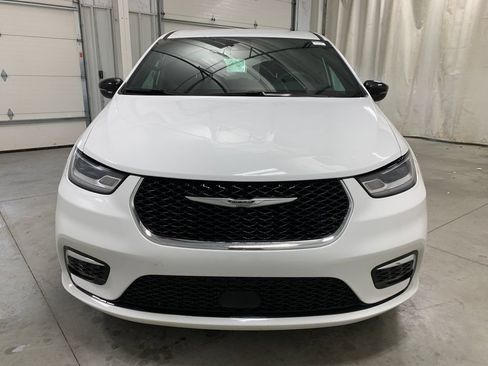 Used 2025 Chrysler Pacifica Select FWD image 14