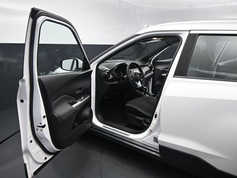 Used 2020 Nissan Kicks SV FWD image 9
