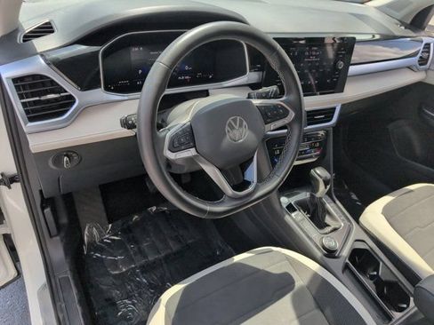 Used 2025 Volkswagen Taos SE AWD/4WD image 12