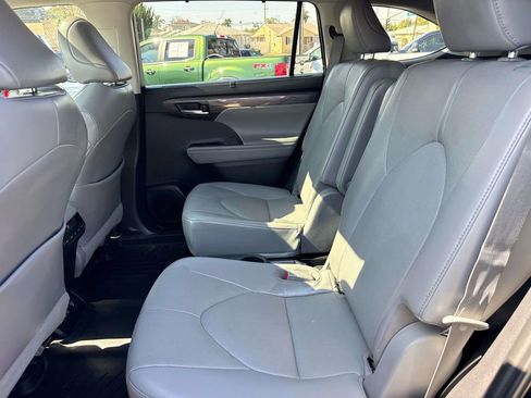 Used 2022 Toyota Highlander Limited image 12