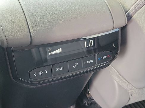 Used 2024 Toyota Highlander XLE AWD/4WD image 18