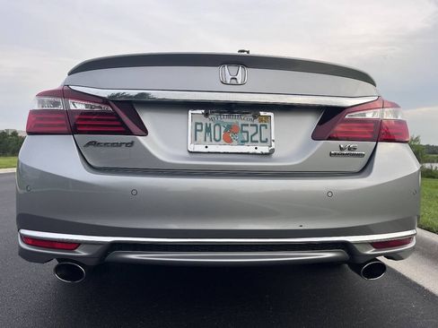 Used 2017 Honda Accord Touring image 10