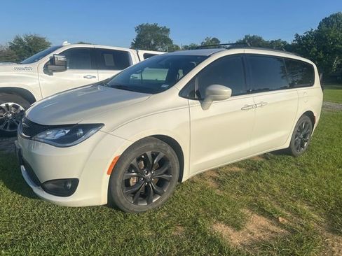 Used 2020 Chrysler Pacifica Touring-L Plus FWD image 2