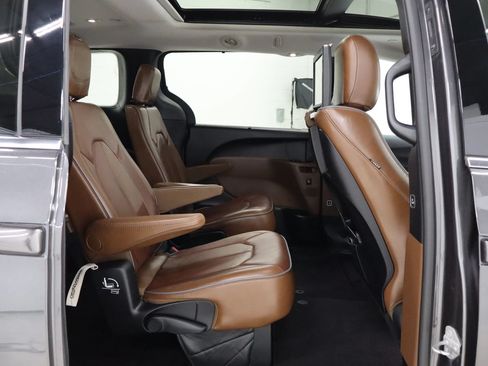 Used 2017 Chrysler Pacifica Limited FWD image 26