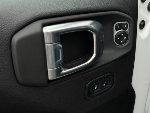 Used 2026 Jeep Wrangler Unlimited Sahara AWD/4WD image 10
