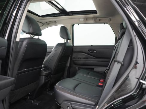 Used 2023 Nissan Pathfinder SL AWD/4WD image 19