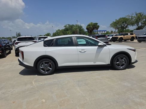 New 2026 Kia K4 FWD image 9