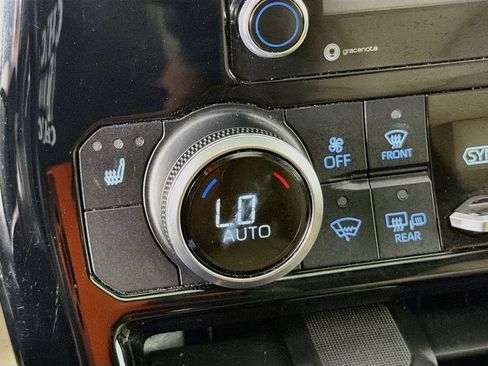 Used 2020 Toyota Highlander XLE AWD/4WD image 19