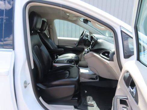 Used 2023 Chrysler Pacifica Touring-L FWD image 22