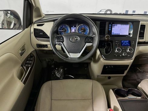 Used 2017 Toyota Sienna XLE w/ XLE Navigation Package FWD image 28