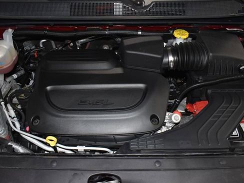 Certified 2025 Chrysler Pacifica Select image 10