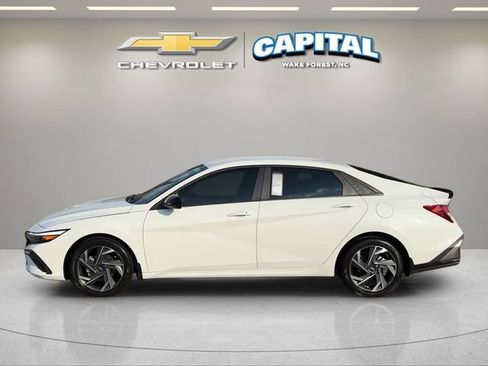 Used 2025 Hyundai Elantra Sport FWD image 2