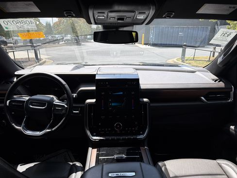 Used 2025 GMC Yukon Denali AWD/4WD image 23