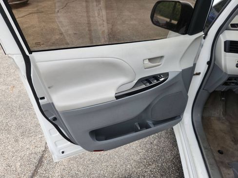 Used 2013 Toyota Sienna LE FWD image 9