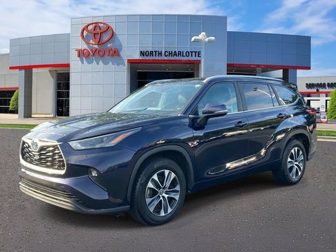 Used 2023 Toyota Highlander XLE FWD image 3