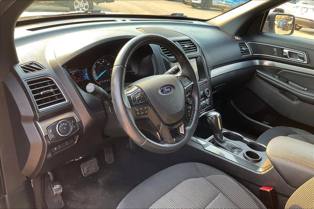 Used 2018 Ford Explorer XLT w/ Equipment Group 201A FWD image 12