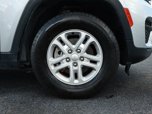 Used 2023 Jeep Grand Cherokee Laredo RWD image 5